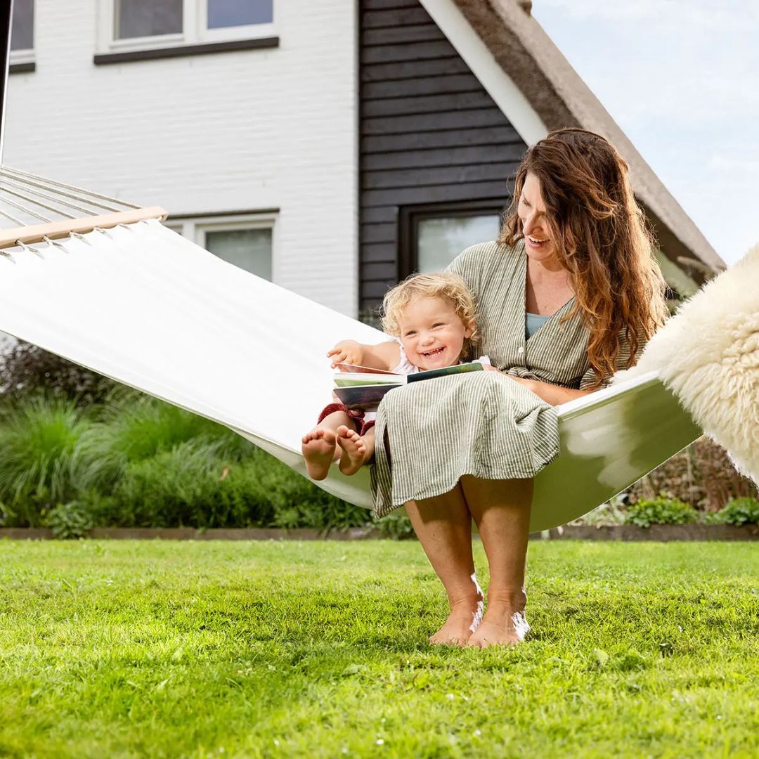 Berg Playbase met kinderen in de hangmat