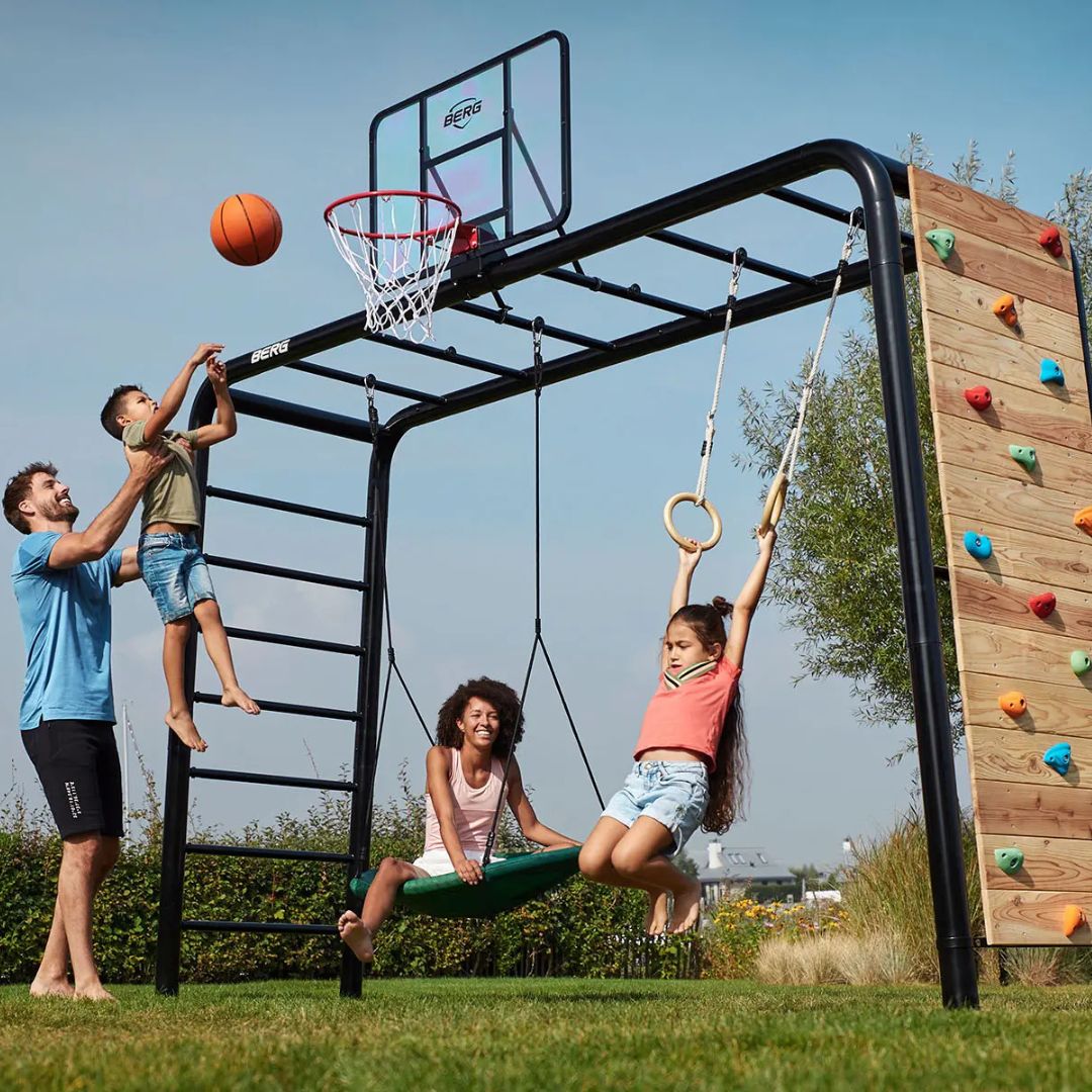 Berg Playbase met basketnet, houten turnringen en vogelnestschommel