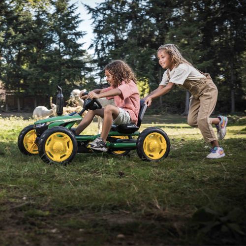 meisjes spelen en racen in de weide Berg Buddy John Deere (2025)