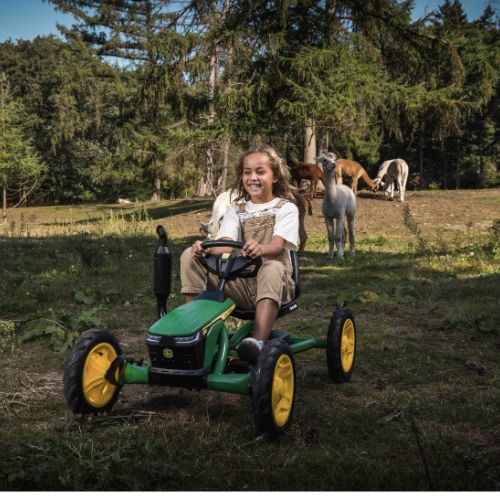 meisje racet in de weide Berg Buddy John Deere (2025)