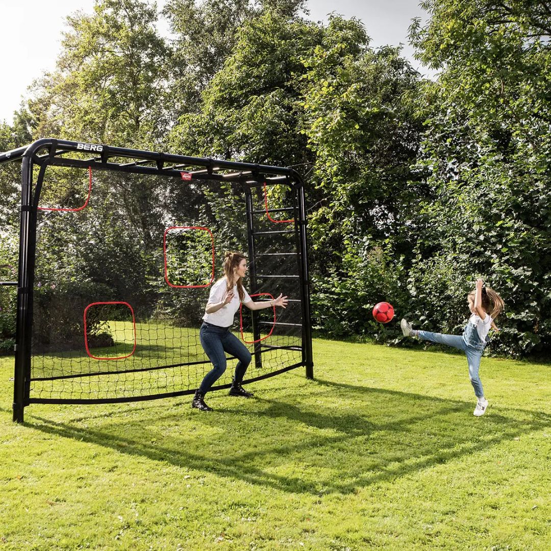 moeder en dochter voetballen volwassene en kind voetballen voetbal Berg Playbase voetbal precisiedoek Large