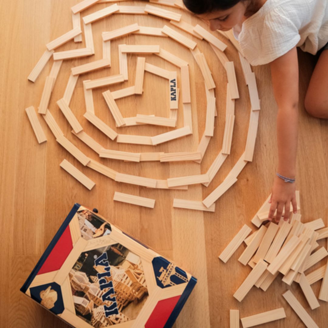 spelen met blokken meisje bouwt met blokken Kapla Plankjes Doos van 200 stuks