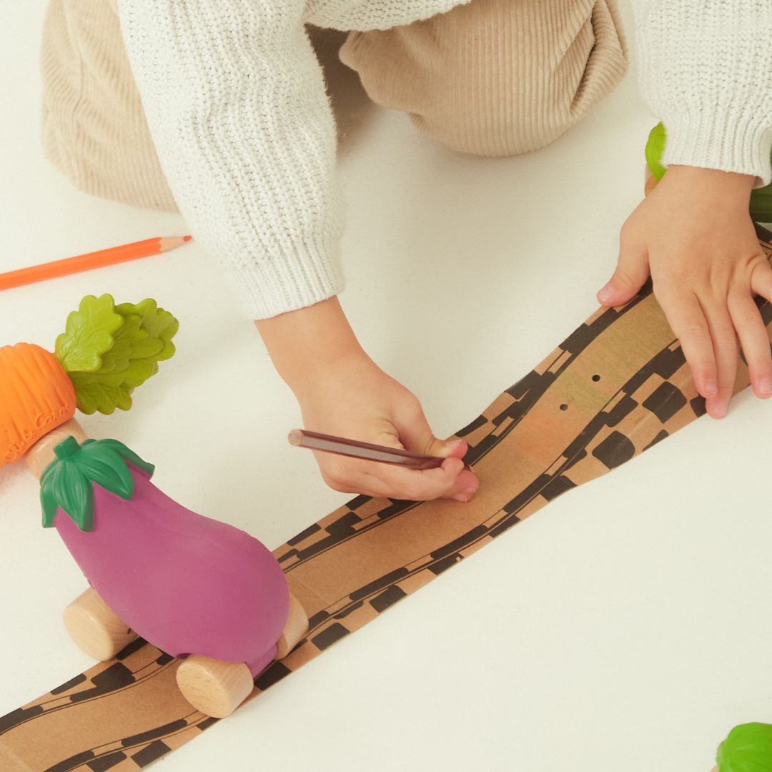 spelen met aubergine autootje