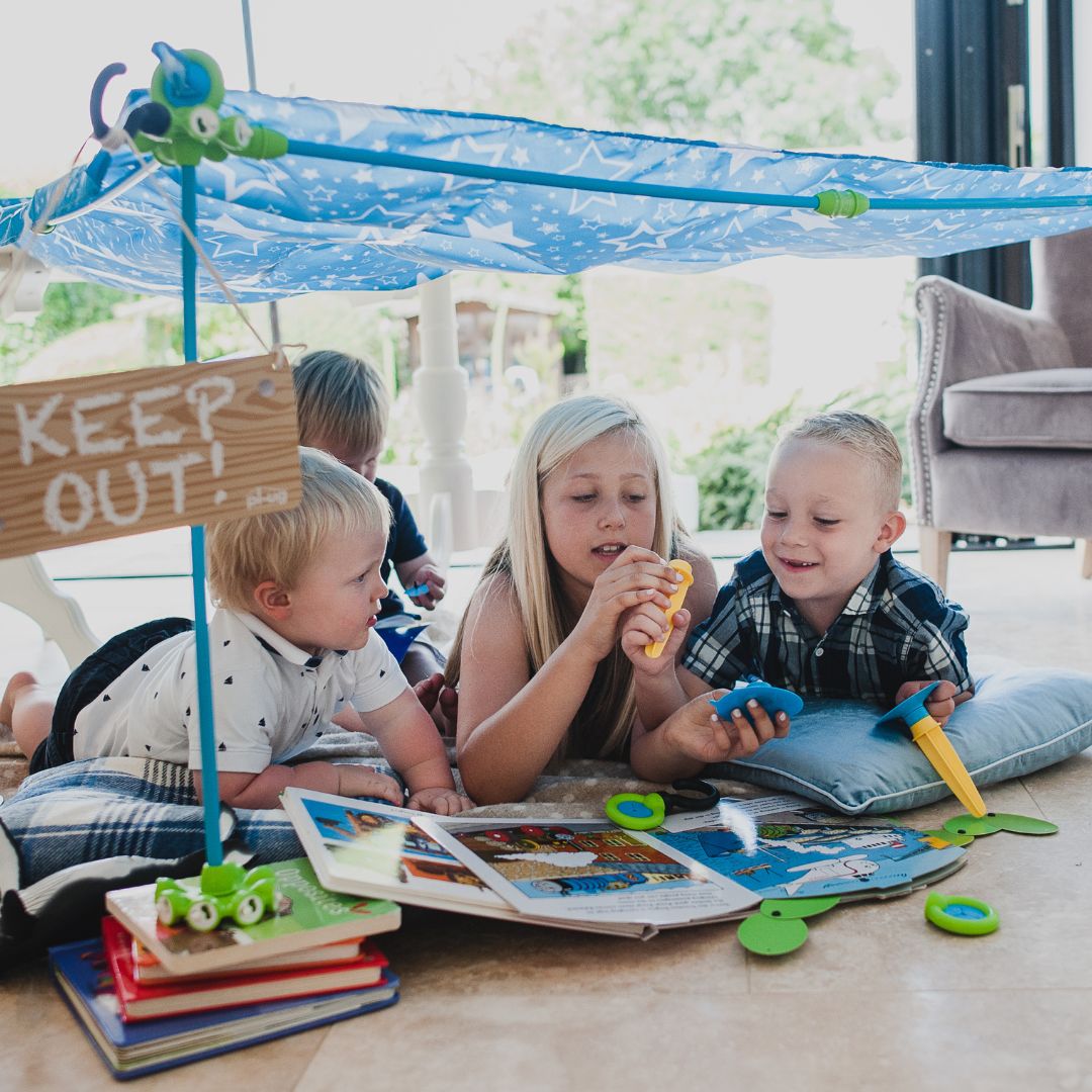 kinderen in zelfgemaakte tent tent bouwen